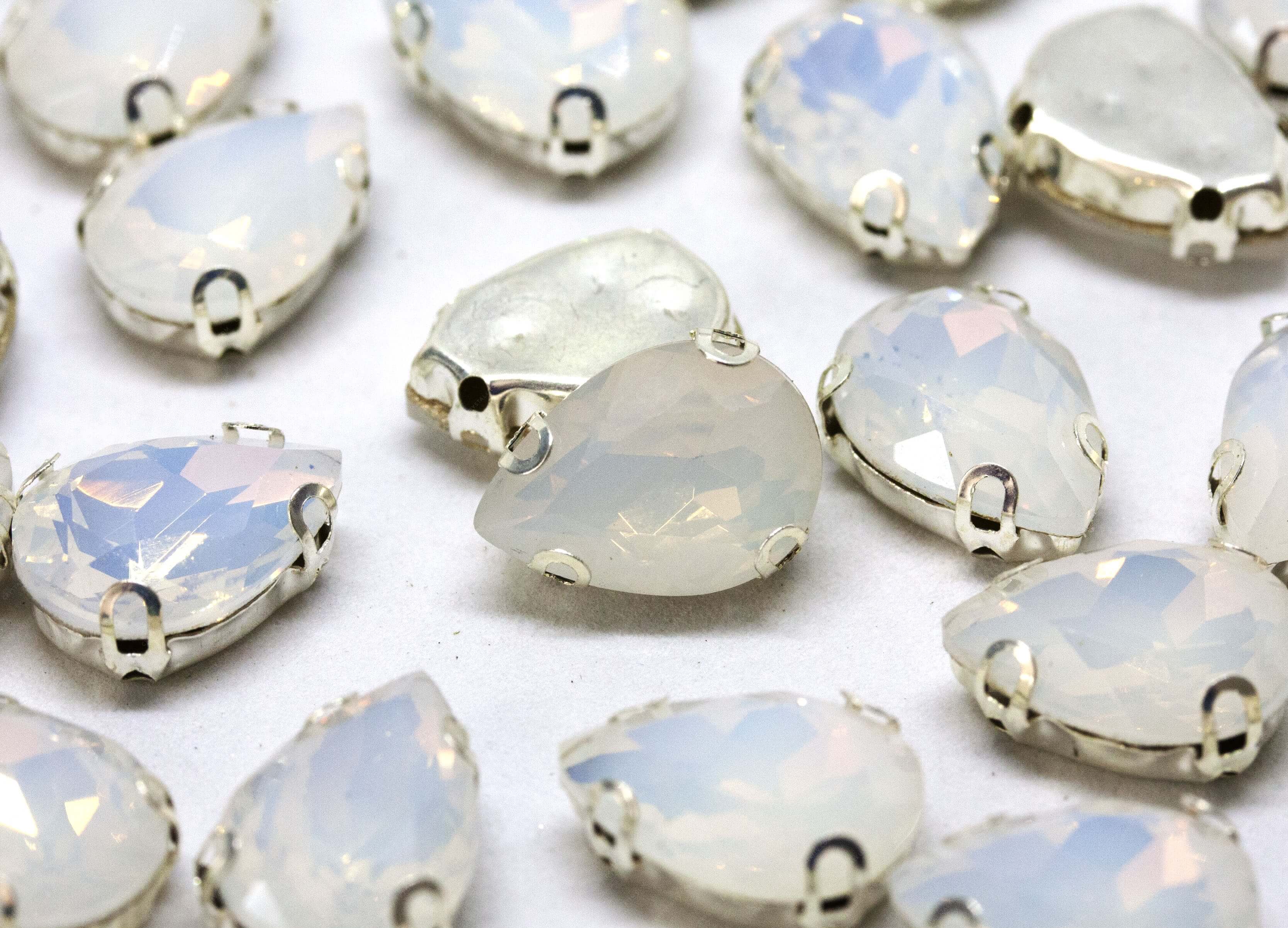 Капля в цапах White Opal 10*14мм